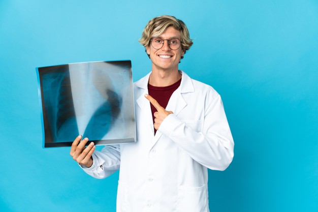 Médico ortopedista examinando um joelho